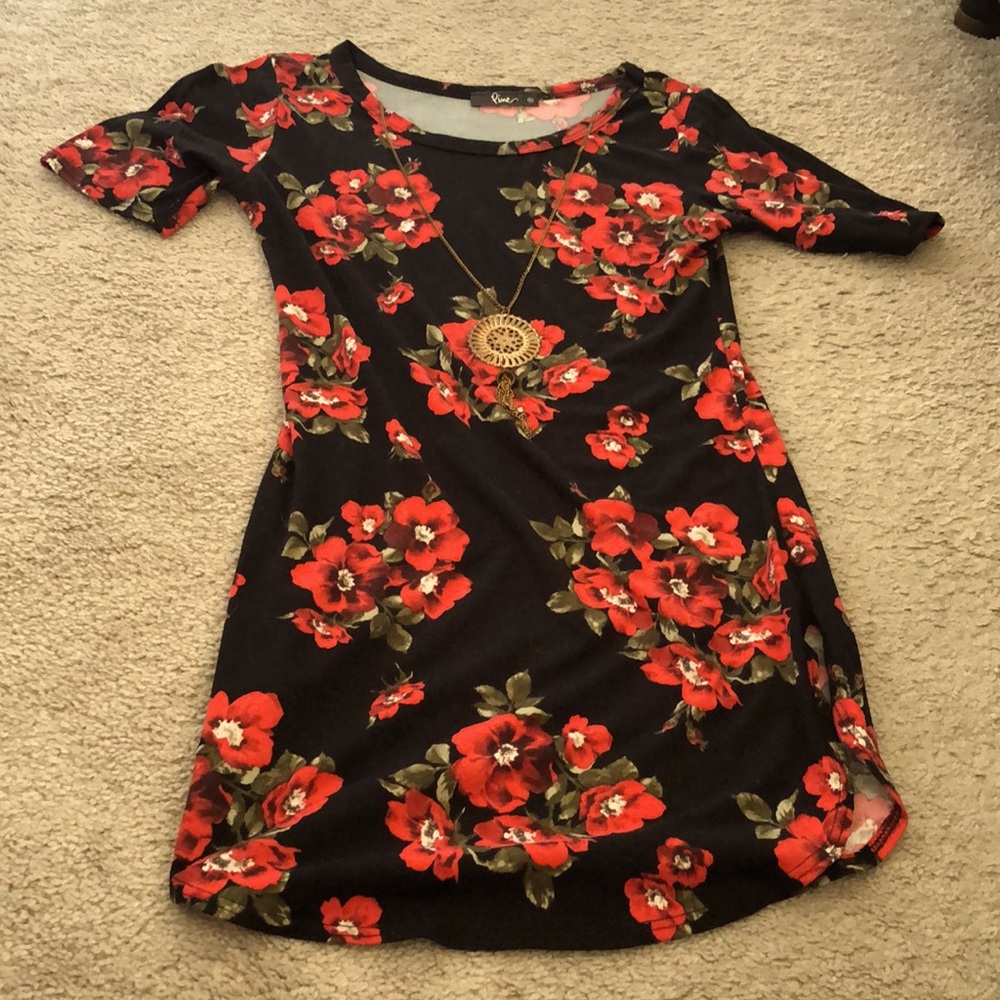 Small floral shirt w/detachable necklace
